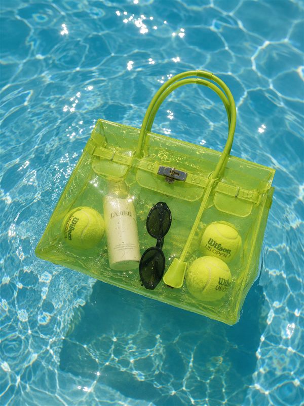 Soleia jelly tote on a summer picnic blanket